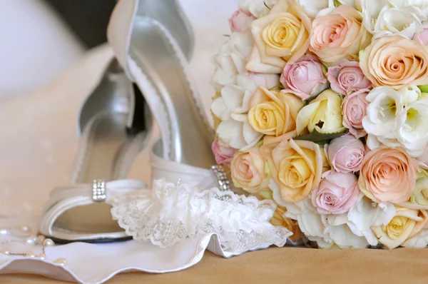 Wedding dress & bouquet — Stock Photo, Image