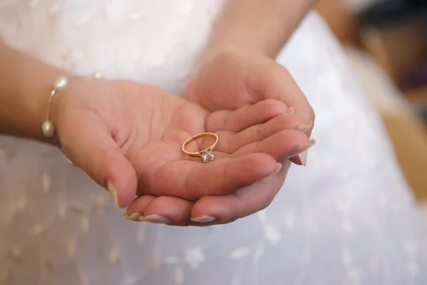Gelin nişan yüzüğünü holding — Stok fotoğraf