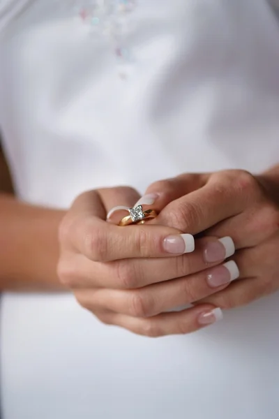 Νύφη κρατώντας δαχτυλίδι αρραβώνων — Φωτογραφία Αρχείου