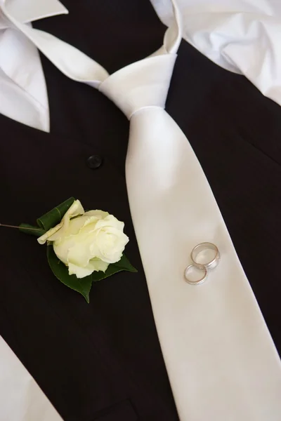 결혼 반지 & boutonniere — 스톡 사진