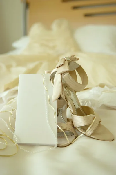 Vestido de novia, zapatos y tarjeta de invitación en blanco — Foto de Stock