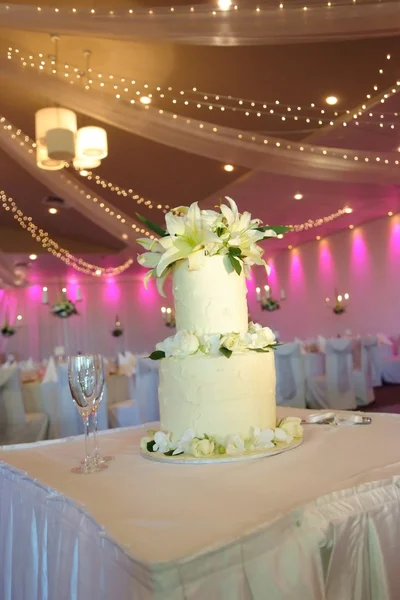 Blume dekorierte Hochzeitstorte — Stockfoto