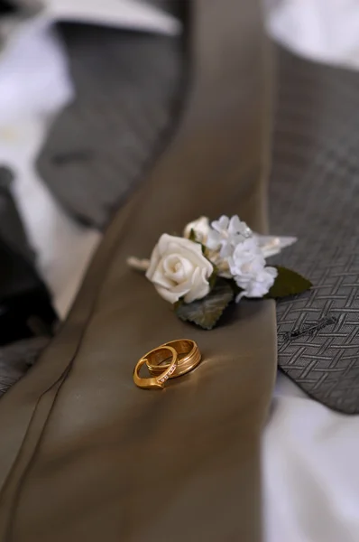 Wedding rings & boutonniere — Stock Photo, Image