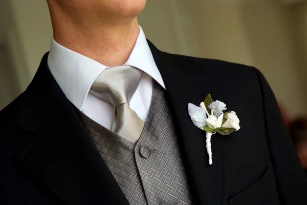 Bräutigam trägt Boutonniere — Stockfoto