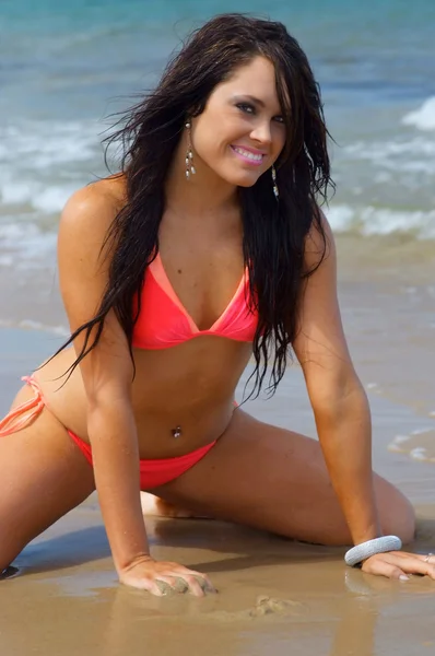 Bella ragazza bikini spiaggia — Foto Stock