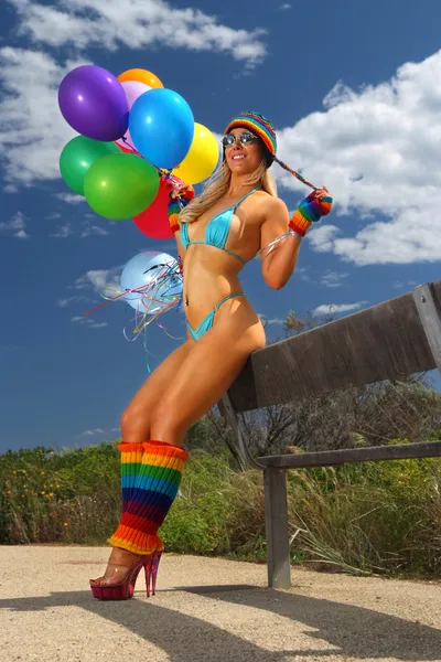 Sexy bikiny dívka s barevnými balónky — Stock fotografie