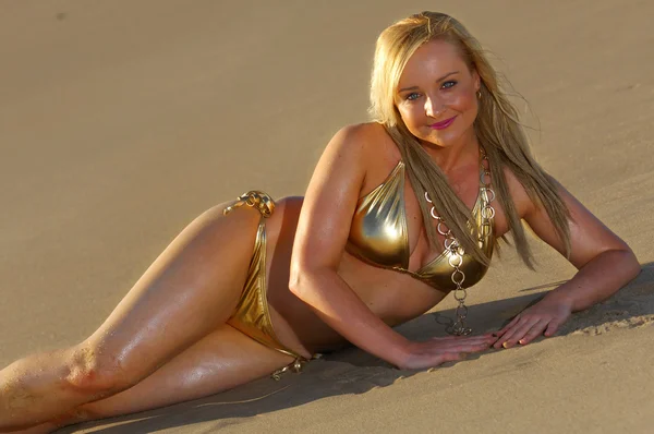 Vackra stranden bikini girl — Stockfoto