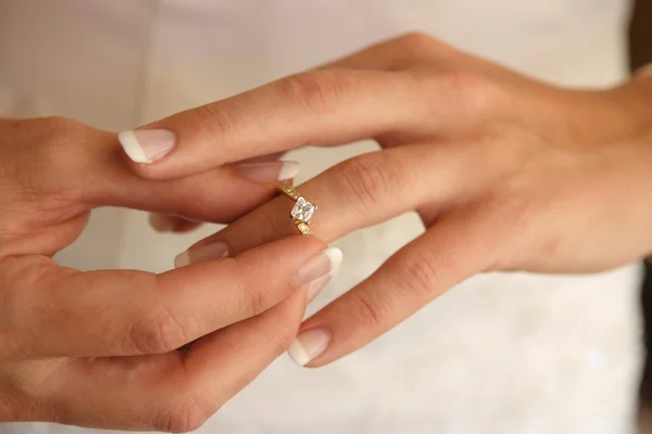 Noiva colocando em seu anel de noivado . — Fotografia de Stock