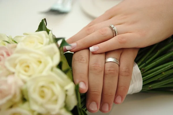 Жених и невеста носят обручальные кольца — стоковое фото