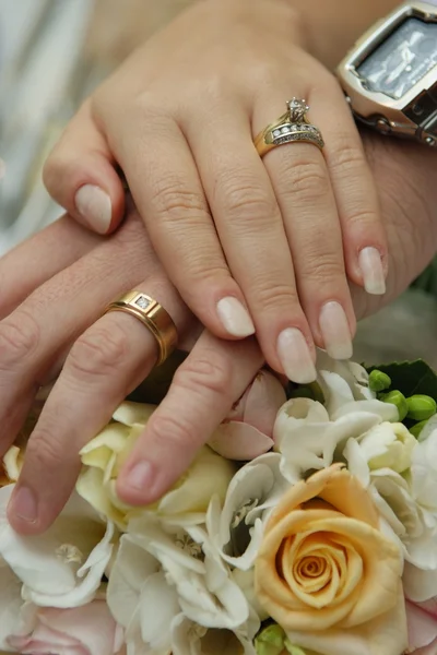 Nevěsta & ženich nosí snubní prsteny — Stock fotografie