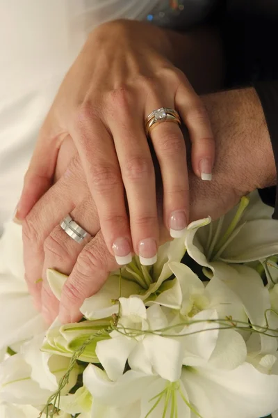 Noiva & noivo usando anéis de casamento — Fotografia de Stock