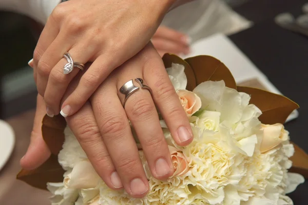 Nevěsta & ženich nosí snubní prsteny — Stock fotografie