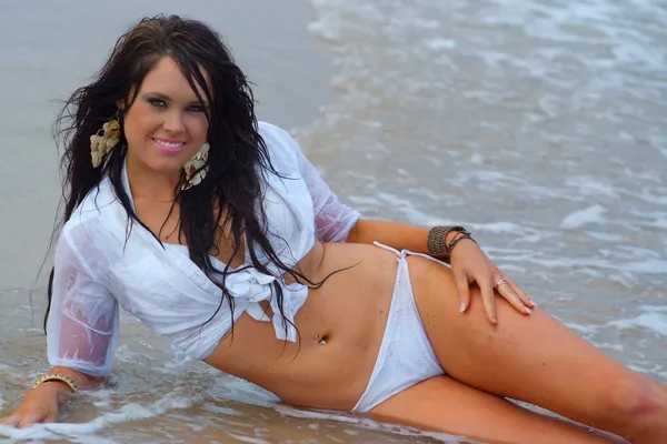Bella ragazza bikini spiaggia — Foto Stock