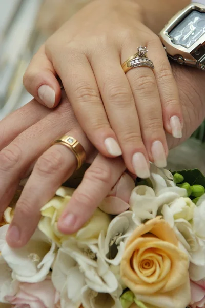 Bruden & brudgummen bär vigselringar — Stockfoto
