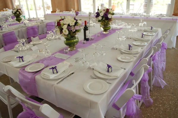 Tavolo da sposa decorato & sedie — Foto Stock