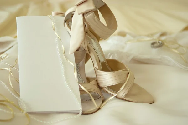 Свадебное платье, обувь и бланк приглашения — стоковое фото