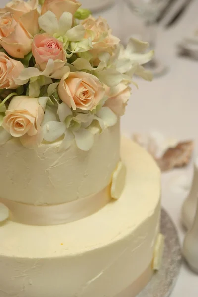 Blomma inredda bröllopstårta — Stockfoto