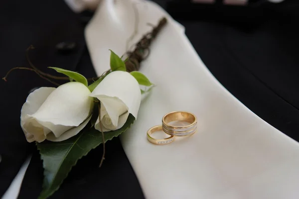 Anéis de casamento e boutonniere — Fotografia de Stock