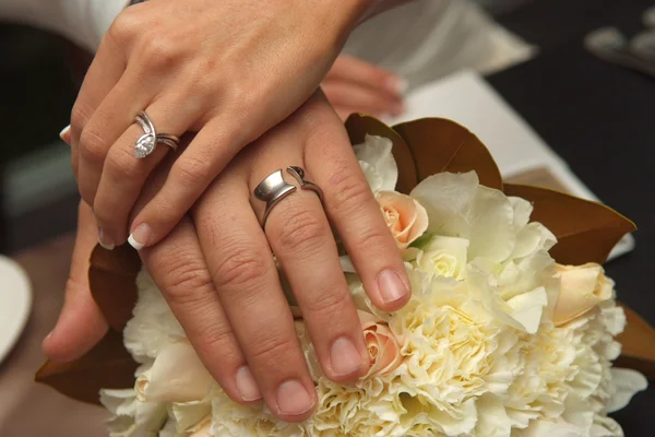 신부와 신랑의 결혼 반지를 착용 — 스톡 사진