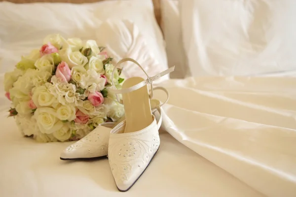 Wedding bouquet and shoes — Stock Photo, Image