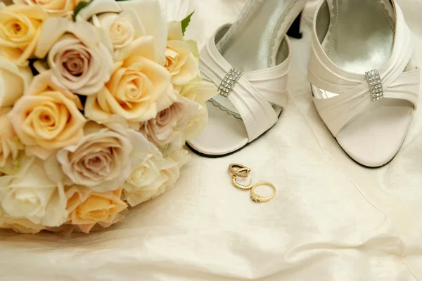 Vestido de casamento & buquê — Fotografia de Stock