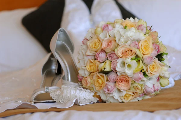 Wedding dress & bouquet — Stock Photo, Image