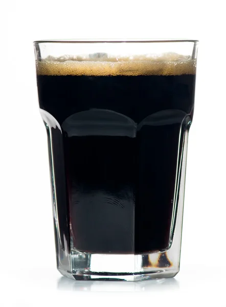 Bira cam soğuk siyah İrlandalı stout tam. — Stok fotoğraf