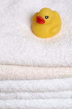 Plastik ördek banyo havlusu üzerinde