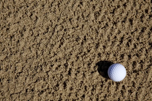 Golfbal in zand trap — Stockfoto