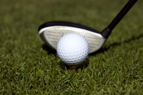 Golfball sur tee avec trois bois — Photo