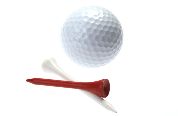 Golfbal en houten golf tees — Stockfoto