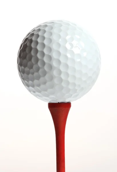 Golfball op tee — Stockfoto