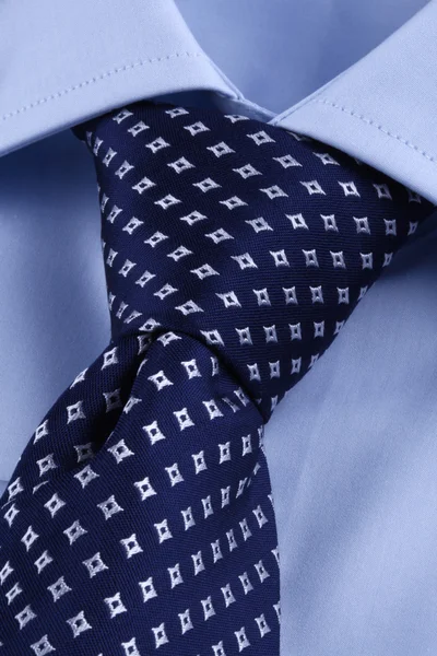 青いワイシャツ上の完璧なネクタイの結び目 — ストック写真