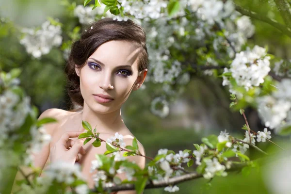 Битая девочка в цветущем саду Лицензионные Стоковые Фото
