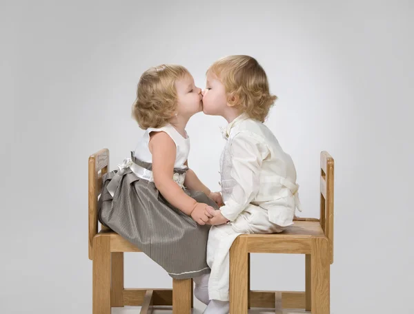 Due piccoli bambini baciano Foto Stock