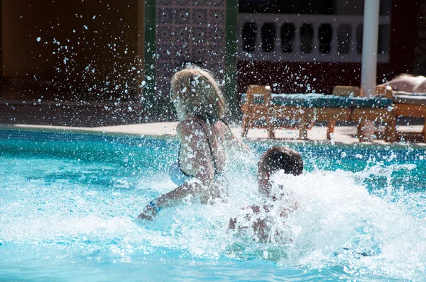 Fun at the swimming pool — Stock Photo, Image