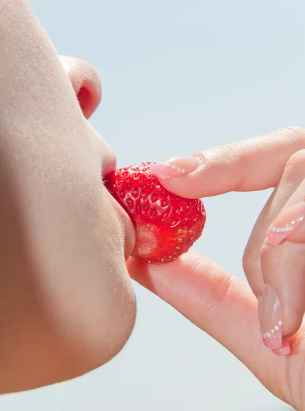 咬新鲜草莓 免版税图库照片