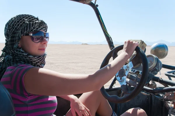 在沙漠里的越野车 图库图片
