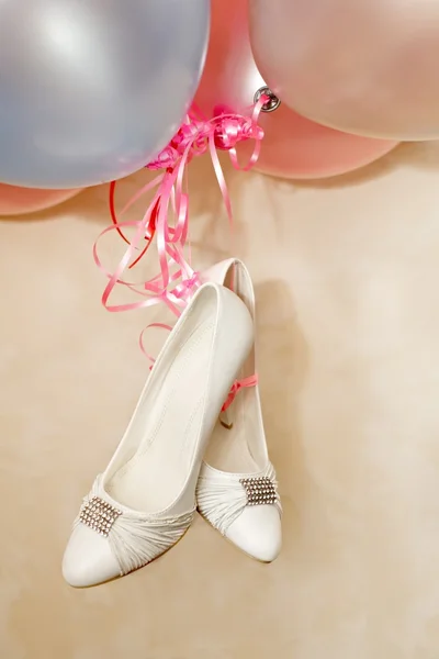 Bride shoes and balloons — Stock Photo, Image