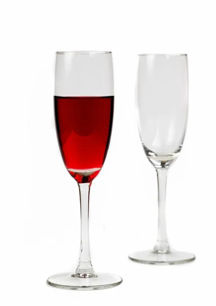 Tomt og helt glassbeger med rødvin isolert på hvit – stockfoto