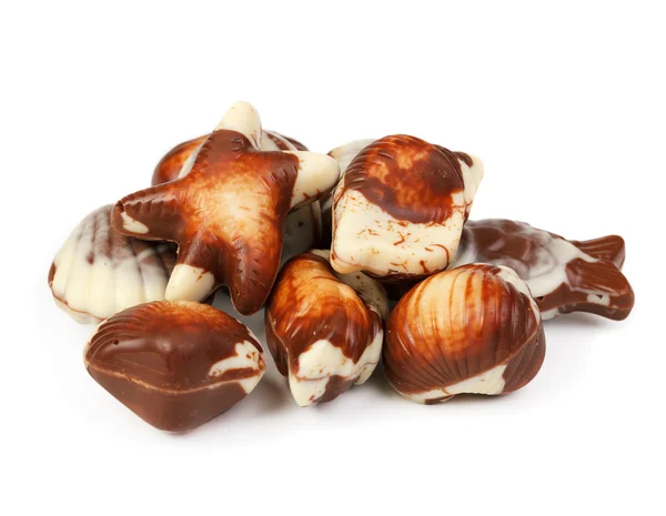 Lahodné hořké a mléčné čokoládě pralinky izolované na bílém — Stock fotografie
