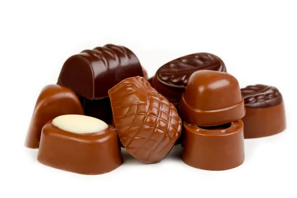 Deliciosas pralinas de chocolate escuro e leite — Fotografia de Stock