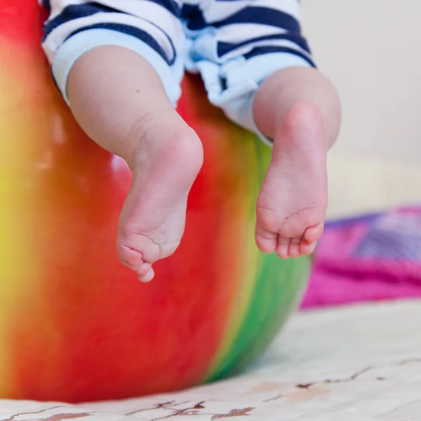 Baby feet on the ball — Stock Photo, Image