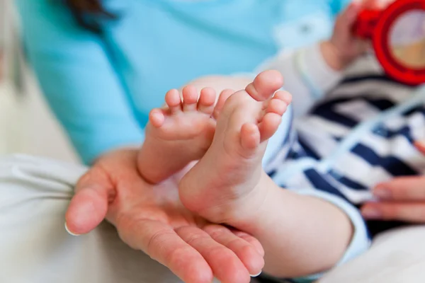 Mothers hand and the Baby Feet — Stock Photo, Image