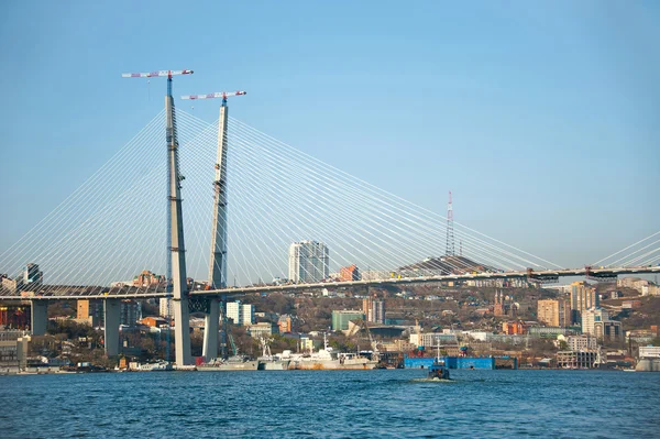 Puente a través de la bahía Zolotoy Rog — Foto de Stock