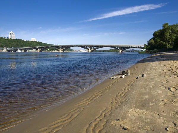 Мост с песчаным пляжем — стоковое фото