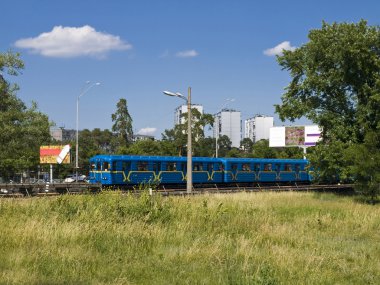 Şehirdeki metro treni.