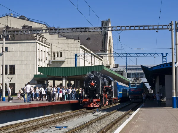 Excursion steam train at the station — Stock Photo, Image