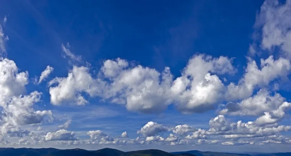 Himmel mit Wolken über den Hügeln — Stockfoto