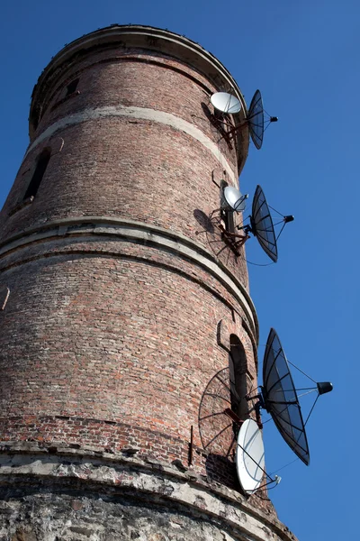 Antena de comunicaciones moderna en una antigua torre — Foto de Stock